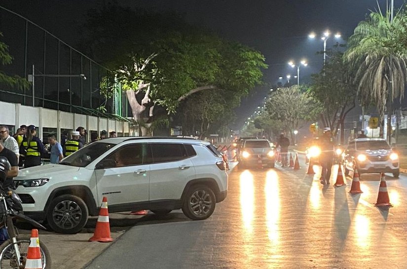 Fiscalização da Lei Seca prende 12 condutores embriagados e remove 47 veículos na madrugada deste domingo,22, em Cuiabá