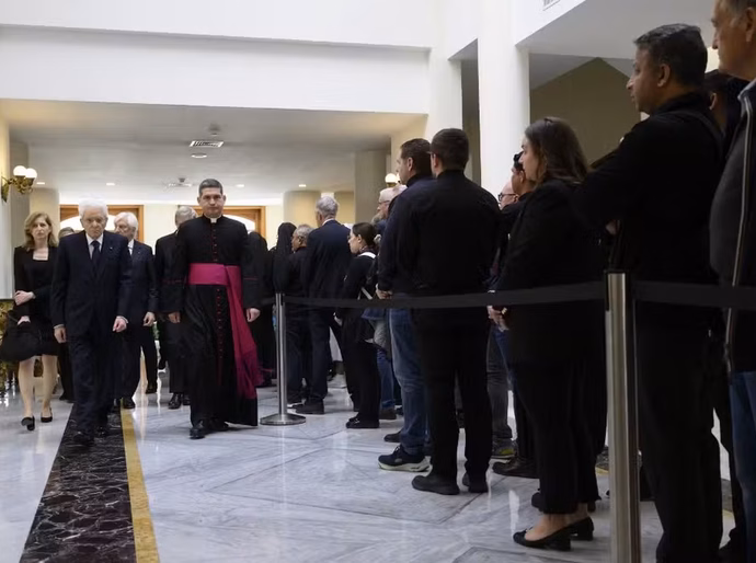 A portas fechadas, funcionários do Vaticano iniciam despedida 'silenciosa' do papa Francisco