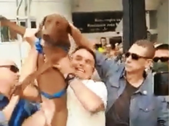 Veja Fotos e Vídeo: Em Sinop, Bolsonaro é ovacionado, cumprimenta apoiadores e levanta cão como símbolo da vitória