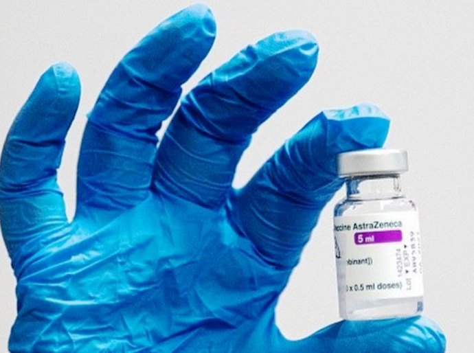 Vacina AstraZeneca/Oxford: risco de trombose é raríssimo e não há motivo para interromper imunização, avaliam cientistas