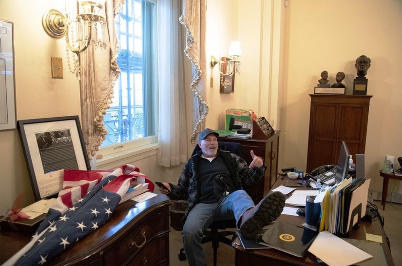 Homem fotografado no escritório da presidente da Câmara dos EUA durante invasão é preso pelo FBI