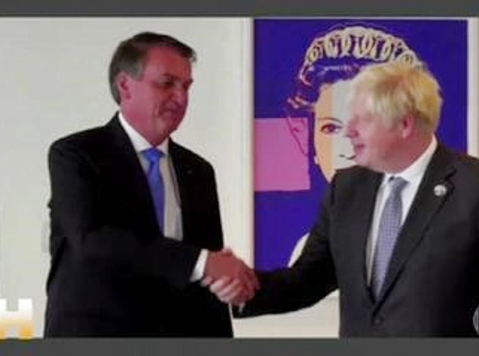 Boris Johnson recomenda vacina de Oxford durante reunião com Bolsonaro nos EUA