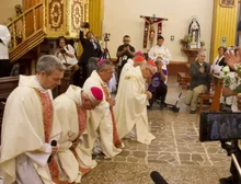 As desculpas de joelho que o Vaticano fez a povoado no Peru: 'Fizeram o que queriam conosco porque somos pobres'