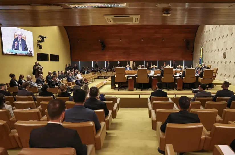 Dino pede vista e STF adia decisão sobre unir casos de Moraes e Mendonça