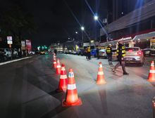 Fiscalização prende 12 condutores embriagados na avenida Isaac Póvoas na madrugada deste domingo (19)