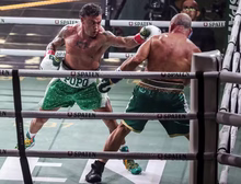 Duelo entre Popó e Wanderlei termina com violência entre equipes no ringue