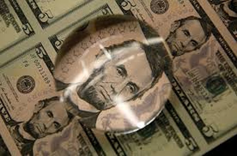 Dólar tem nova queda e fecha a R$ 4,87, com fiscal e ata do Copom no radar; Ibovespa sobe