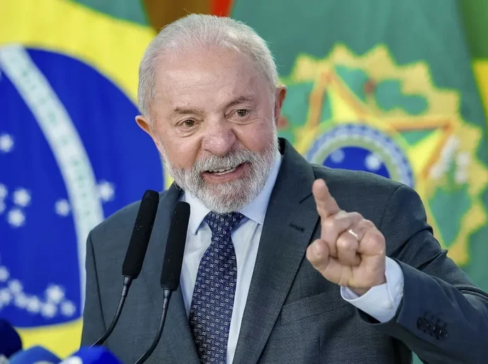 Lula classifica como “medida arbitrária” revogação de vistos de ministros