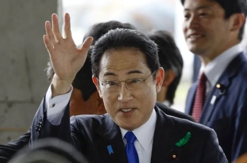 Primeiro-ministro do Japão é retirado às pressas de evento após explosão