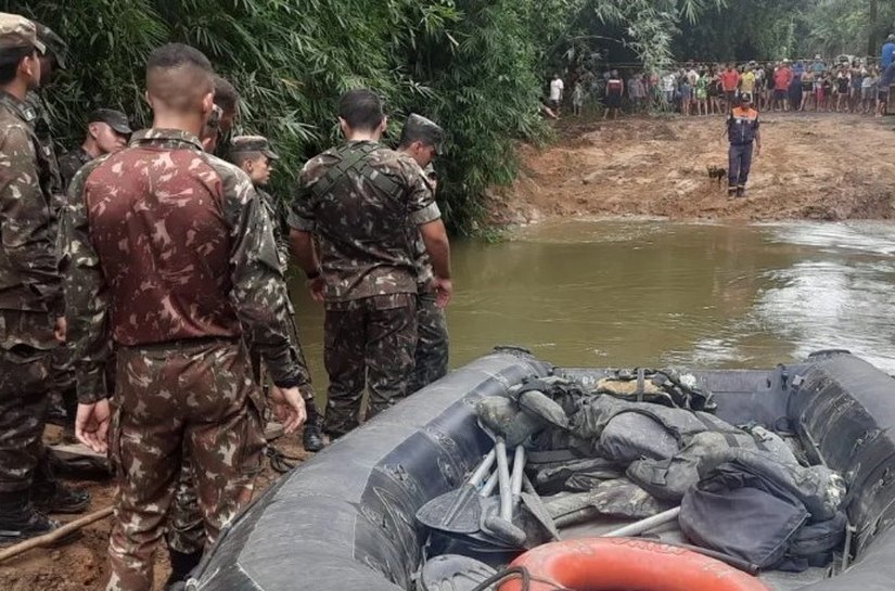 Defesa Civil e Exército atuam em resgate de moradores isolados após chuva em Ubatuba (SP)