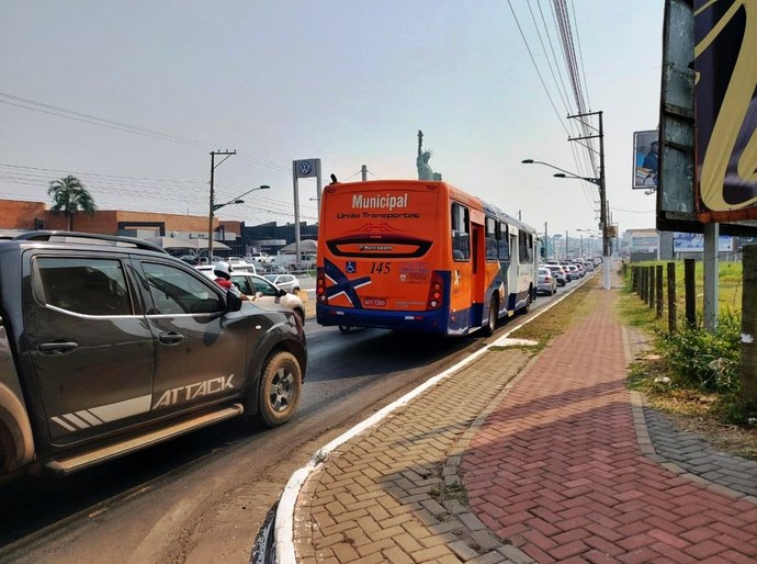 Avenida da FEB fica interdita após acidente envolvendo motociclista