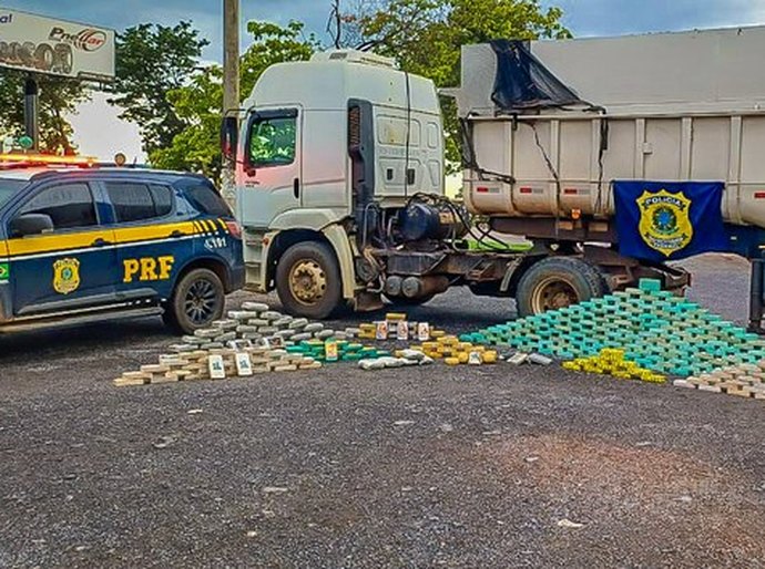 PRF apreende grande quantidade de drogas em caminhão na BR-070, em Várzea Grande