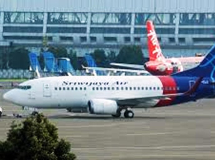 Avião com 62 pessoas cai após decolagem na Indonésia