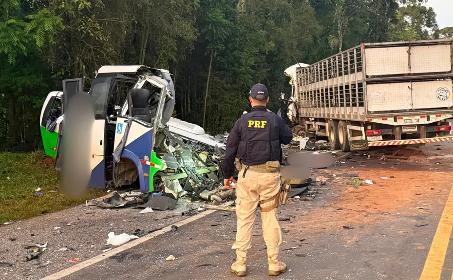 Acidente entre micro-ônibus e carreta deixa 23 mortos e cinco feridos no Paraná