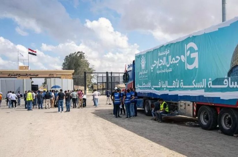 Os caminhões que esperam na fronteira para levar ajuda humanitária a Gaza