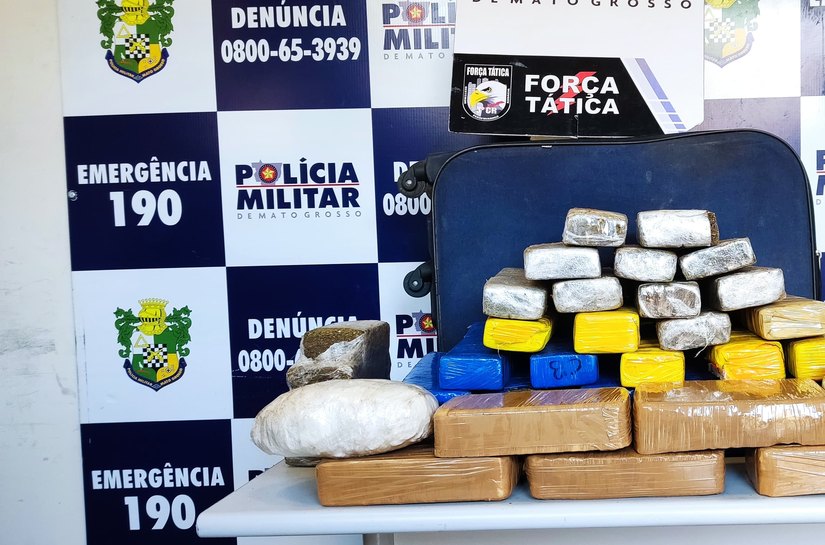 PM aborda táxi e prende passageiro que carregava 37 quilos de drogas em malas