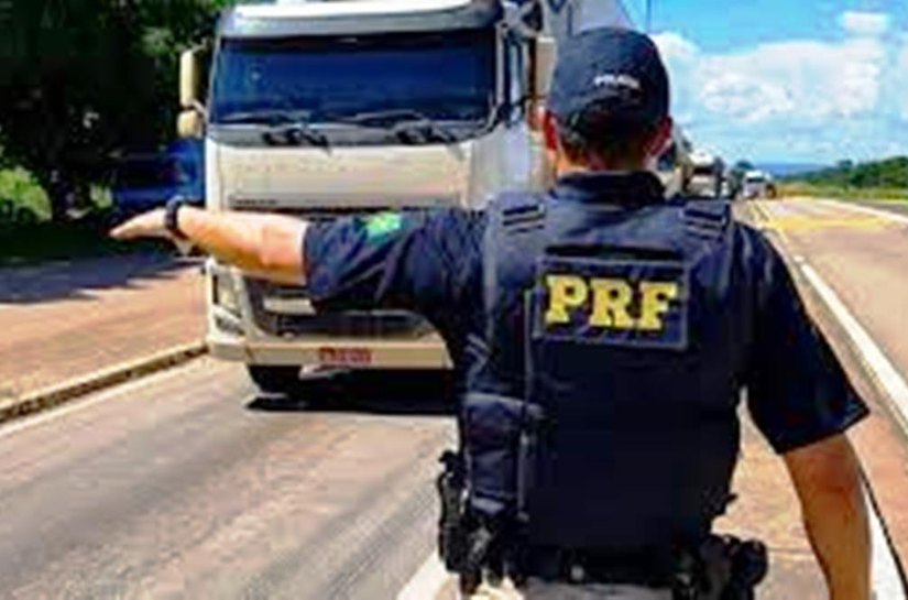 Acidente entre caminhões carretas interditou parte da BR-364 e um pega fogo; Não houve mortes