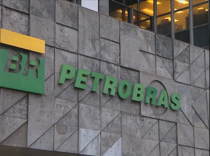 Petrobras anuncia redução de R$ 0,17 no litro da gasolina para distribuidoras