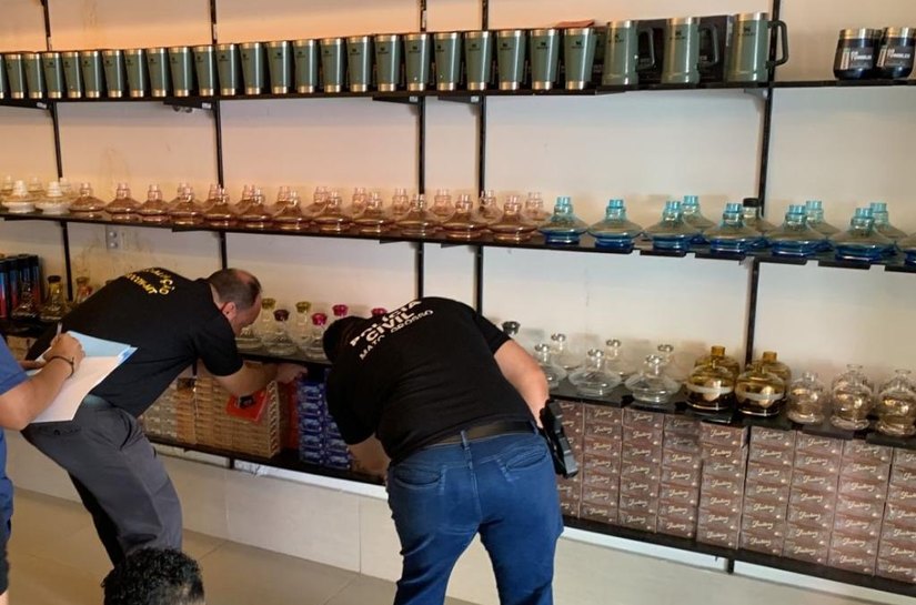 Polícia Civil e Procon apreendem 260 caixas de produtos falsificados em tabacaria em Cuiabá