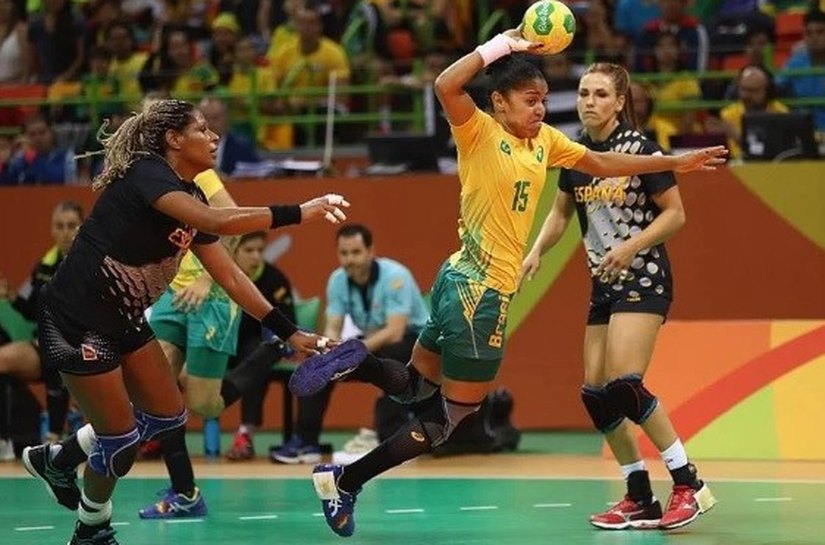 Com show de Gabi Moreschi, Brasil atropela Angola e vai às quartas do handebol nas Olimpíadas