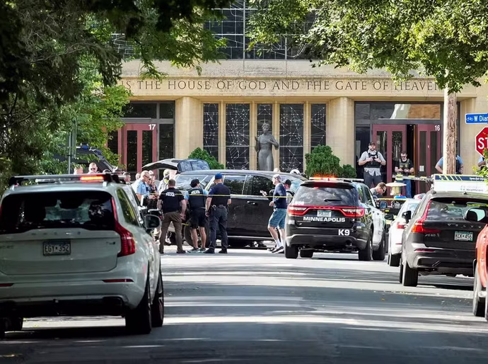 Atirador abre fogo em igreja nos EUA, mata 2 crianças e deixa 17 feridos