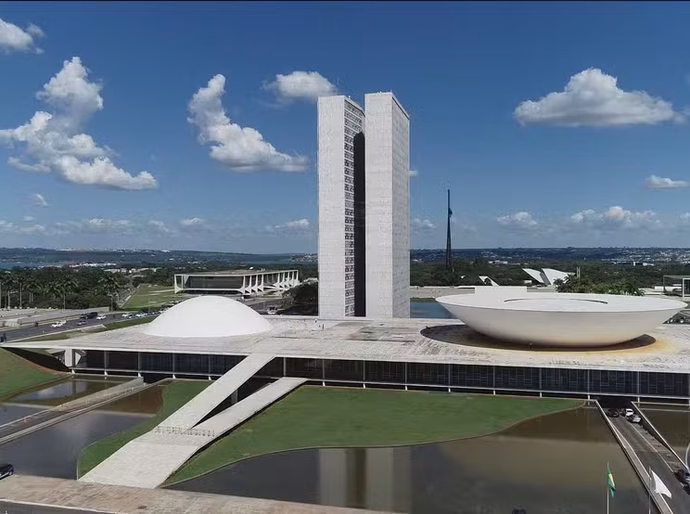 Comissão do Congresso amplia fundo eleitoral e prevê R$ 4,9 bilhões para financiamento de campanhas em 2026