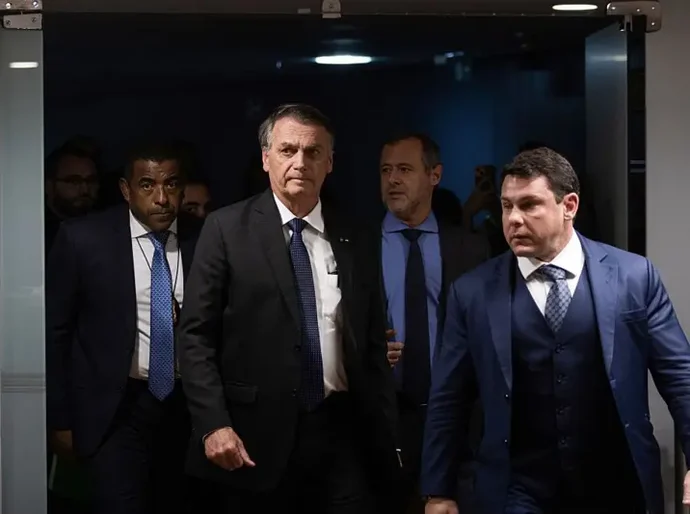 O que criminalistas dizem sobre decisão de Moraes contra Bolsonaro