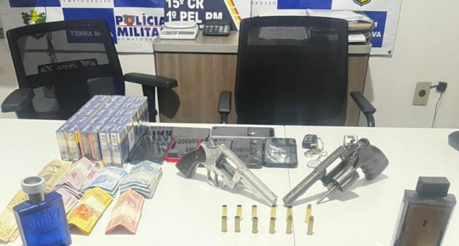 PM recupera dois carros roubados, apreende armas de fogo e prende suspeitos