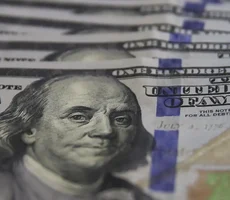 Dólar cai para R$ 5,12 e atinge menor valor em 21 meses