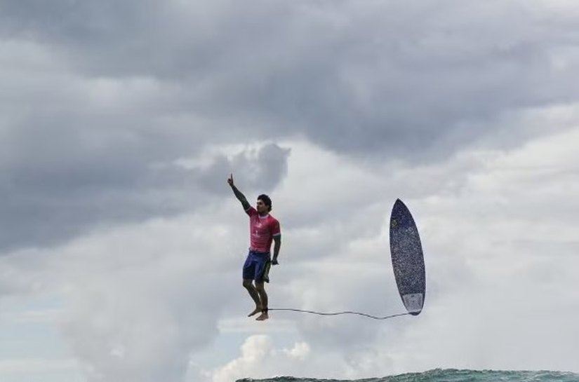 Autor de foto icônica de Medina em Teahupoo explica clique certeiro: 'Fazendo o que amo'