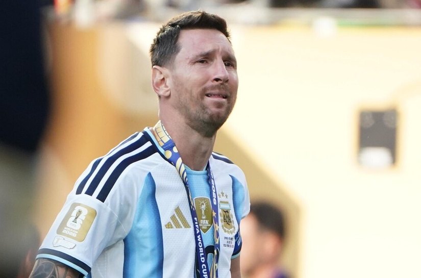 Espanha campeã: Messi cai em lágrimas após receber a medalha de vice-campeão