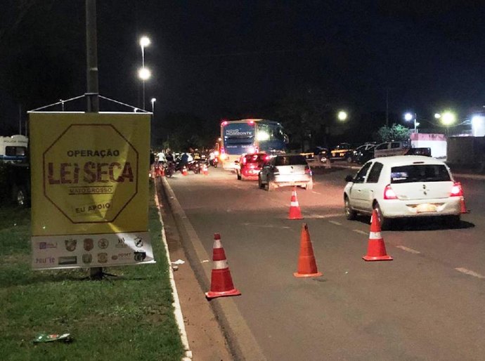 Operação Lei Seca autua 51 motoristas por irregularidades no trânsito