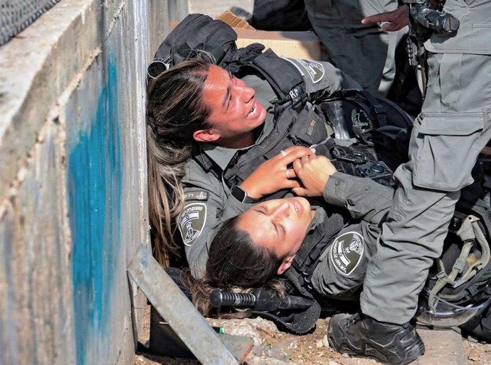 Ataque com carro deixa um morto e vários feridos em bairro que originou novos conflitos entre Israel e Palestina