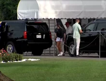 Trump joga golfe nos EUA após ser alvo de fake news sobre morte