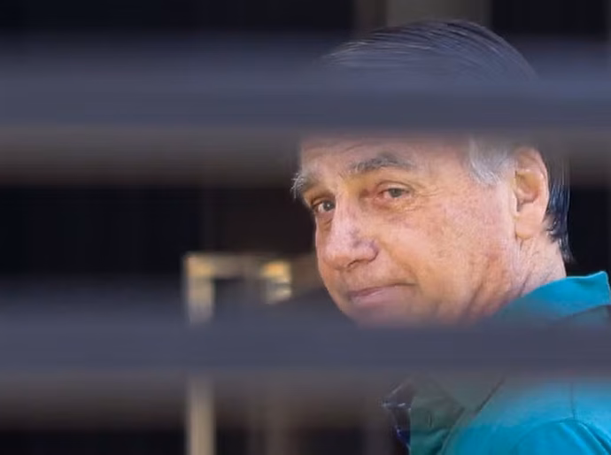 Médicos optaram por procedimento de Bolsonaro após crise de soluço intensa; previsão é de nova intervenção na segunda