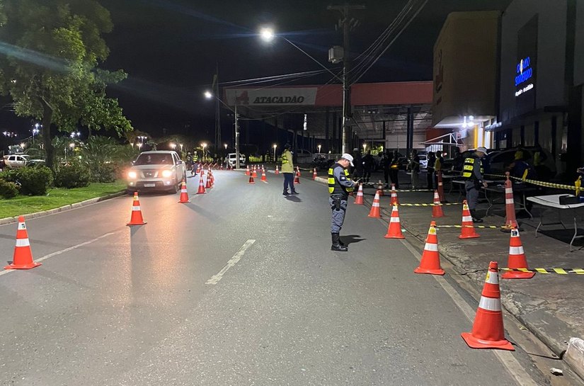 Operação Lei Seca em duas avenidas de Cuiabá prende 18 pessoas e remove 57 veículos