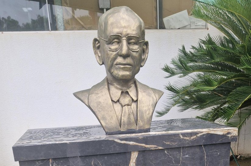 De saída, Kalil Baracat, inaugura ‘busto’ em frente da Prefeitura de VG de Fiote, pai de Jaime e Júlio Campos