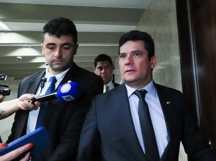 Desembargador pede vista e suspende julgamento de Moro