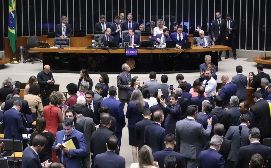 Câmara dos Deputados aprova urgência de projeto da anistia