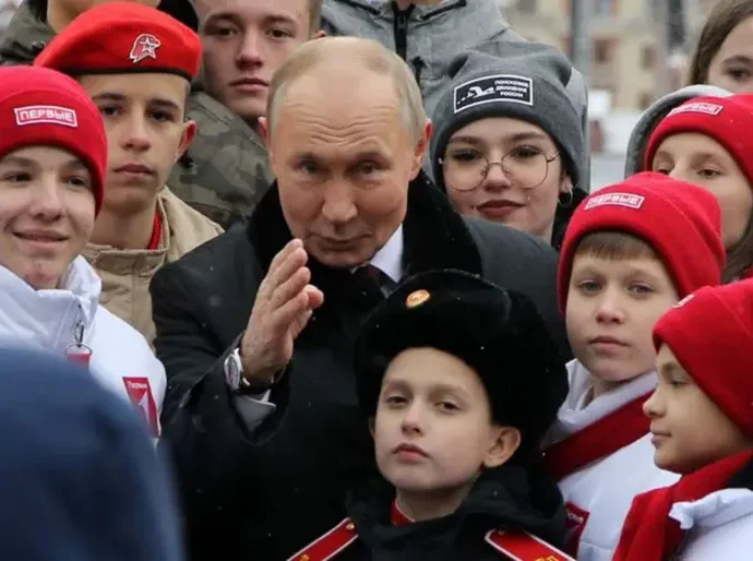 Por que Putin quer fomentar gravidez entre jovens, inclusive adolescentes