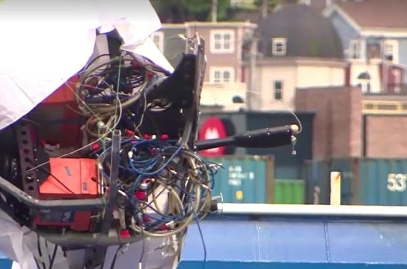 Equipes encontram restos mortais entre os destroços do submersível Titan
