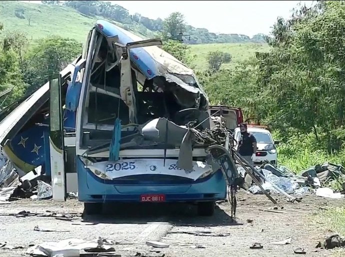 Bombeiro diz que algumas vítimas da batida com 41 mortos foram arremessadas do ônibus