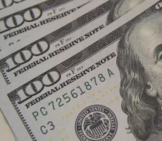 Dólar cai e fecha a R$ 4,97 em meio a incertezas sobre acordo entre EUA e Irã; Ibovespa avança