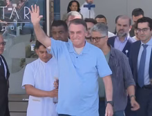 Bolsonaro tem alta três semanas após cirurgia para desobstruir intestino