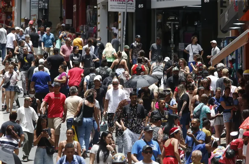 População brasileira chega a 213,4 milhões em julho de 2025
