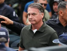 Moraes mantém Bolsonaro em prisão domiciliar e dá 48h para ex-presidente entregar armas