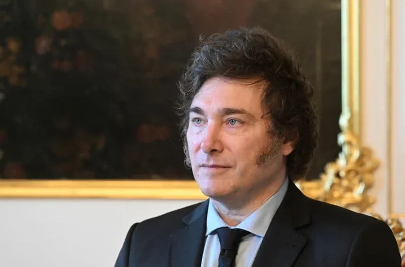 Milei endurece regras de imigração na Argentina; turistas terão que ter seguro saúde e universidades podem começar a cobrar