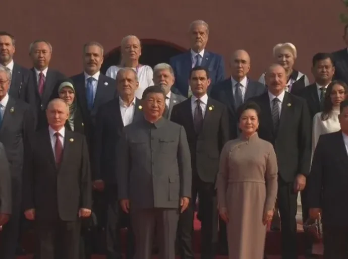 Xi Jinping exibe poder militar e se lança como líder de nova ordem mundial