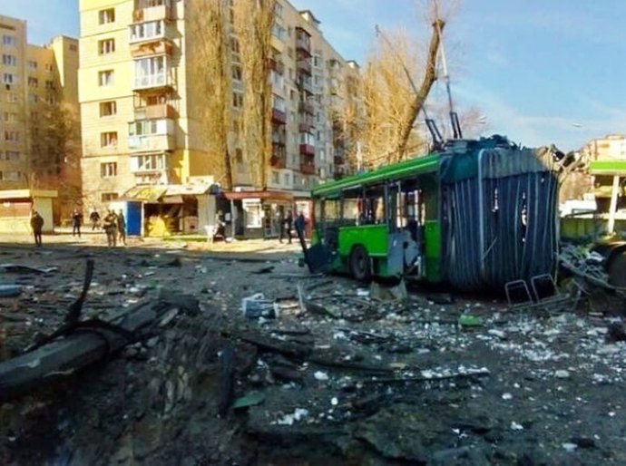 Forças ucranianas recuperam controle de cidade próxima a Kiev; capital tem toque de recolher