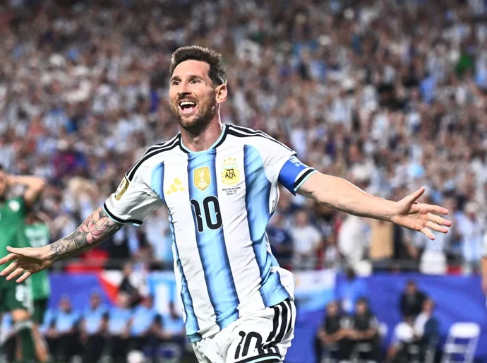 Com atuação histórica de Messi, Argentina vence Argélia na estreia da Copa